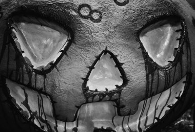 Cadılar Bayramı balkabağı, mezarlıkta dekoratif ve korku ile doludur.