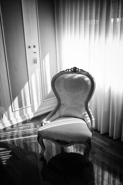 客厅里有精致的扶手椅 有窗帘 装饰和家具 — 图库照片
