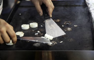 Kızarmış keçi peyniri, restoran ve hazırlıklar, süt ürünleri.