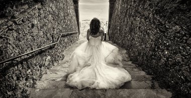 Sahilde gelin, uçurumlar, kutlama ve aşk