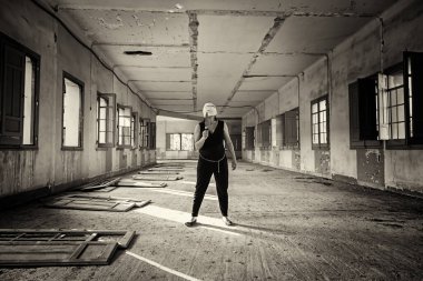 Terk edilmiş evde bıçaklı bir katil, cadılar bayramı