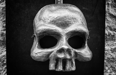 Şehir duvarında kırmızı şeytan maskesi