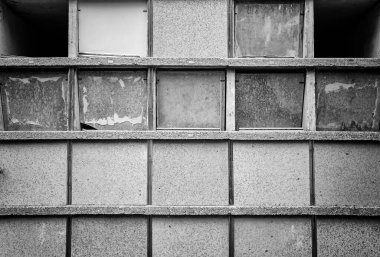 Dini mezarlıkta çimento mezarları