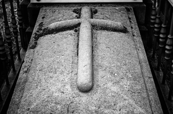 대리석 무덤에 — 스톡 사진