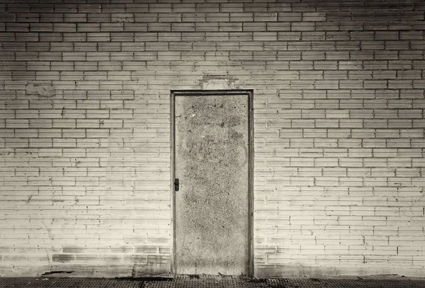 金属製のドア産業用建物汚れ — ストック写真