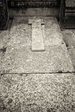 Kazınmış haçlı antik mezar taşı, mezarlık.