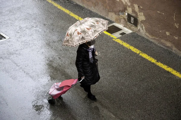 Personne Avec Parasol Sur Pluie Rue Nature Marche — Photo