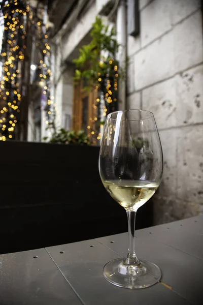 Barda Bir Bardak Beyaz Şarap Alkol Içecek Yemek Servisi — Stok fotoğraf