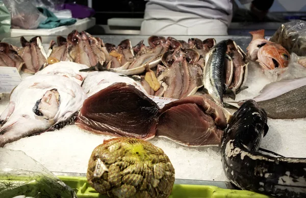 Sprzedawca Ryb Świeżymi Rybami Żywnością Przemysłem Żywnością — Zdjęcie stockowe