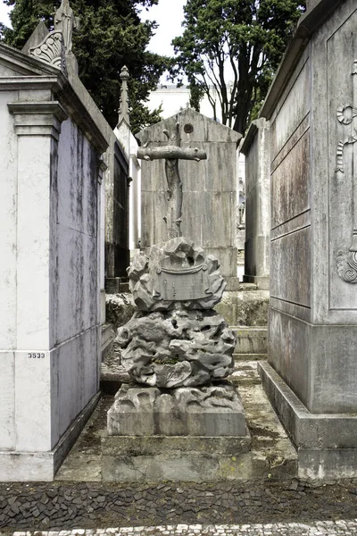 墓地のパンテオン 死と宗教 キリスト教の扉 — ストック写真