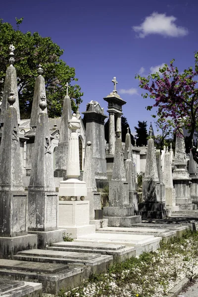 墓地のパンテオン 死と宗教 キリスト教の扉 — ストック写真