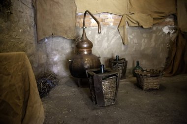 Mahzende, sanayide ve alkolde şarap için Alembik