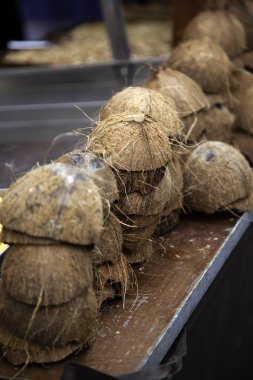 Doğal hindistan cevizi kabukları, tropikal ve egzotik yiyecekler, meyveli.