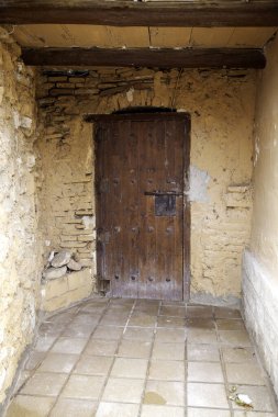 Kırık ahşap kapı, asma kilit, inşaat ve mimari.