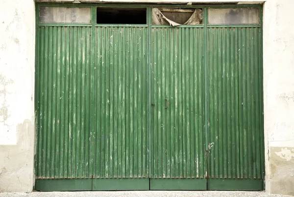 スチール製のドアの詳細と汚れ 探査とテクスチャ — ストック写真