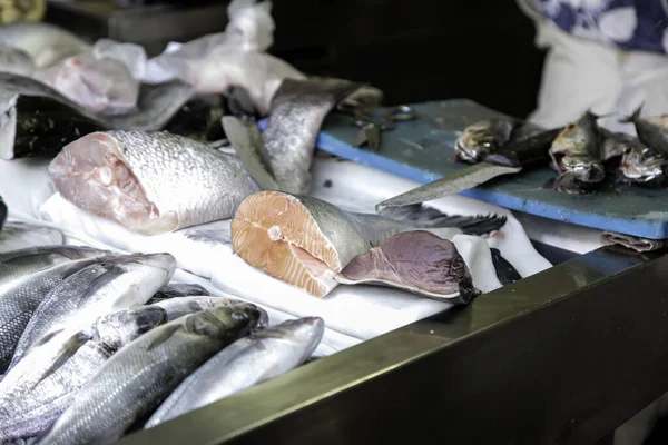 Mujer Cortando Pescado Detalle Pescadero Alimentación Saludable —  Fotos de Stock