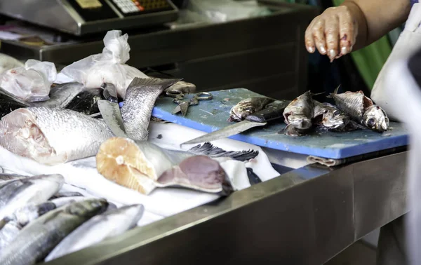 Mujer Cortando Pescado Detalle Pescadero Alimentación Saludable —  Fotos de Stock