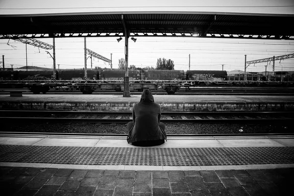 電車の線路の上の若い女性輸送の詳細孤独と憂うつな — ストック写真