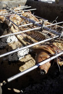 Sokakta domuz rostosu, yemek ve kutlama ayrıntıları.