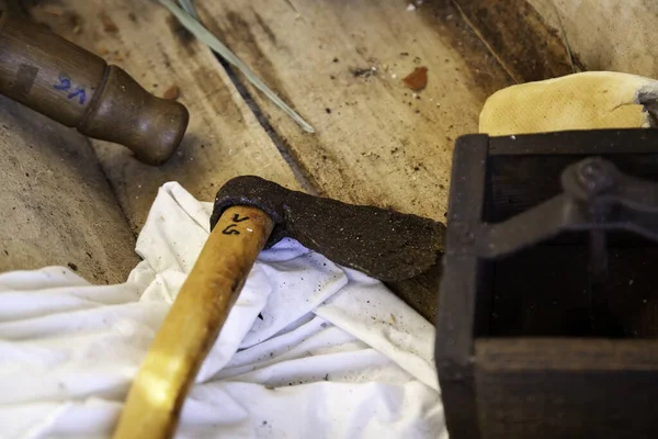 砍柴用的老斧头 砍柴用的工具细节 — 图库照片