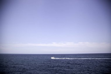 Denizdeki eğlence teknesi, deniz taşımacılığının detayları.