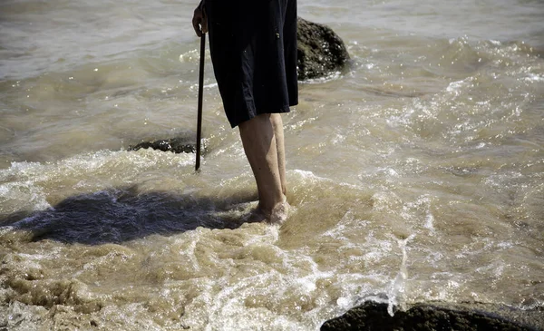 Πόδια Του Ηλικιωμένου Άνδρα Στην Παραλία Λεπτομέρεια Του Αθλητισμού Και — Φωτογραφία Αρχείου