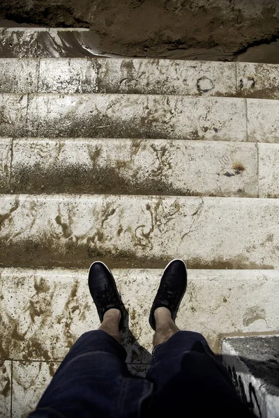 Pieds Homme Sur Une Échelle Extérieur Détail Sportif — Photo