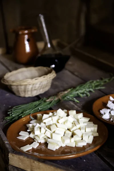Tabakta Peynir Kesimi Mandıra Ürünleri Yiyecek — Stok fotoğraf