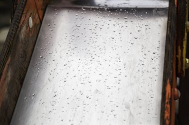 Metal yüzeydeki yağmur damlaları, yağmur ve soğuk detayları