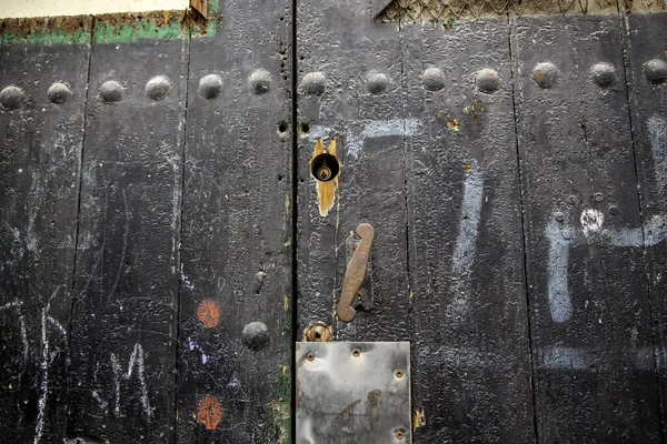 Παλιά Κατεστραμμένη Ξύλινη Πόρτα Λεπτομέρεια Προστασίας Και Καταστροφής — Φωτογραφία Αρχείου