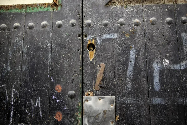 Oude Beschadigde Houten Deur Detail Van Bescherming Ruïne — Stockfoto