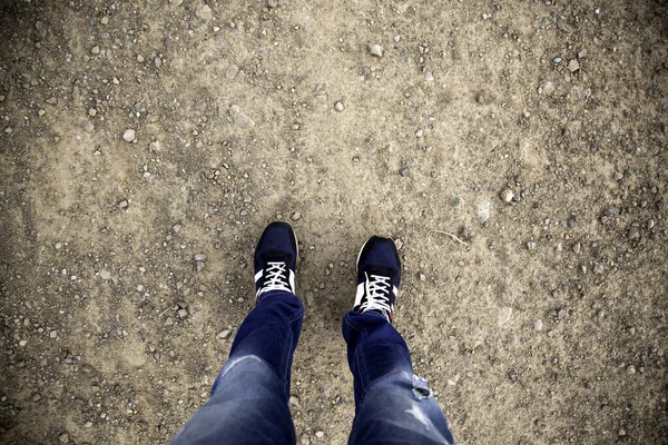 スニーカーを履いた男の足 歩くの詳細 — ストック写真