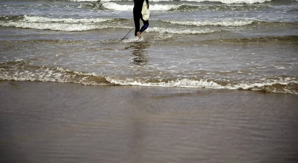 Surfer Spacery Plaży Szczegóły Sportów Wodnych — Zdjęcie stockowe