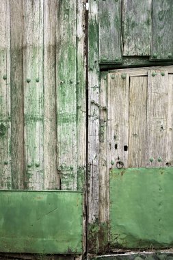 Kasaba evinde ahşap kapı, inşaat ve mimari.