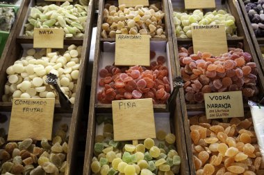 Markette kurutulmuş meyve şekeri, sağlıksız yiyecekler.