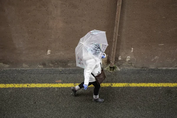 歩行中の傘を持つ人 — ストック写真
