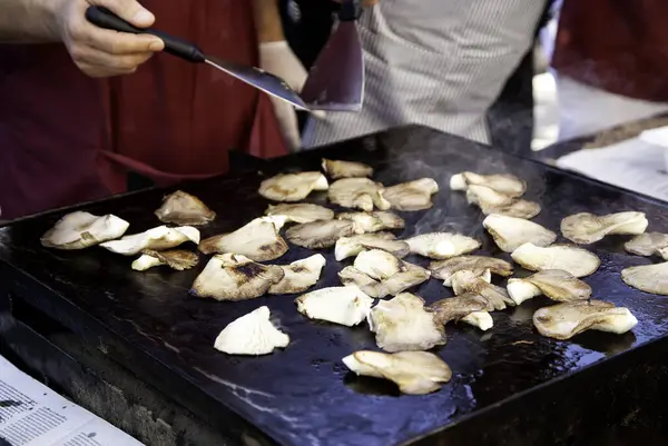 Fritando Cogumelos Grelha Comida — Fotografia de Stock