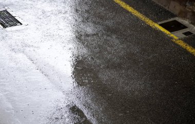 Şehir caddesinde yağmur, hava ve fırtına