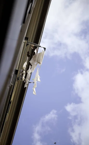 Giysiler Asılı Pencere Hijyen Giysiler Çamaşır Ipleri — Stok fotoğraf