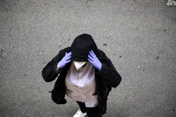 マスクと手袋 ウイルスと細菌戦を持つ流行病の人 — ストック写真
