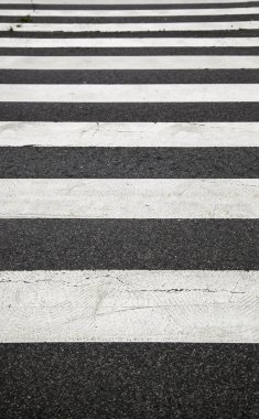 Zebra asfalttan geçiyor, yayalar için bilgi ayrıntıları