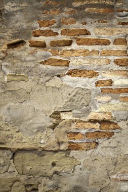 Şehir caddesinde, inşaat ve mimaride yıkılmış bir duvar