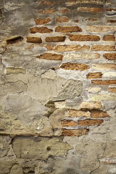 Şehir caddesinde, inşaat ve mimaride yıkılmış bir duvar