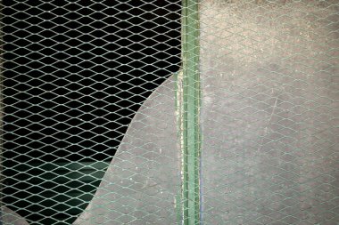 Parmaklıklar, inşaat ve mimari ile kırık pencere