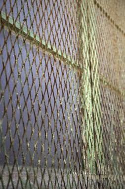 Paslı parmaklıkları, inşaat ve mimarisi olan pencere