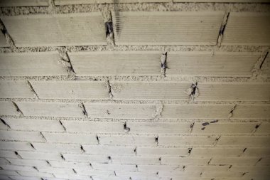 Kentsel caddede dış tuğla duvar, inşaat ve mimari