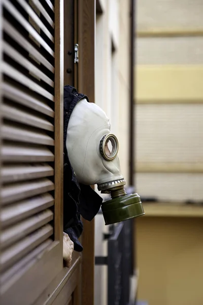 Osoba Jasną Maską Oknie Światowa Pandemia Wojna Bakteriologiczna — Zdjęcie stockowe