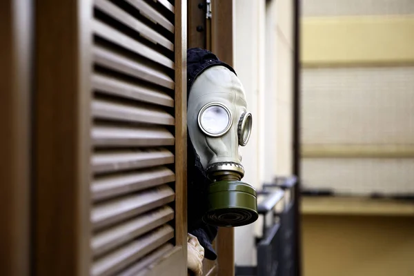 Persona Con Maschera Covid Sulla Finestra Pandemia Mondiale Guerra Batteriologica — Foto Stock