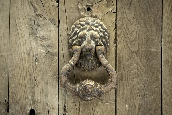 Eski Kapı Tokmağı Ahşap Kakanın Ayrıntıları — Stok fotoğraf
