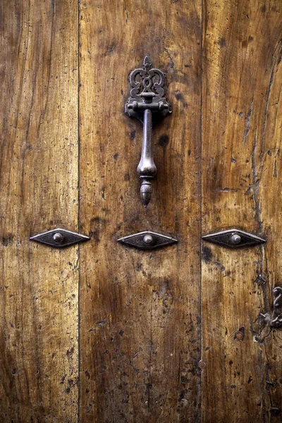 Stary Kołatacz Drzwi Detal Drewnianej Kupy — Zdjęcie stockowe